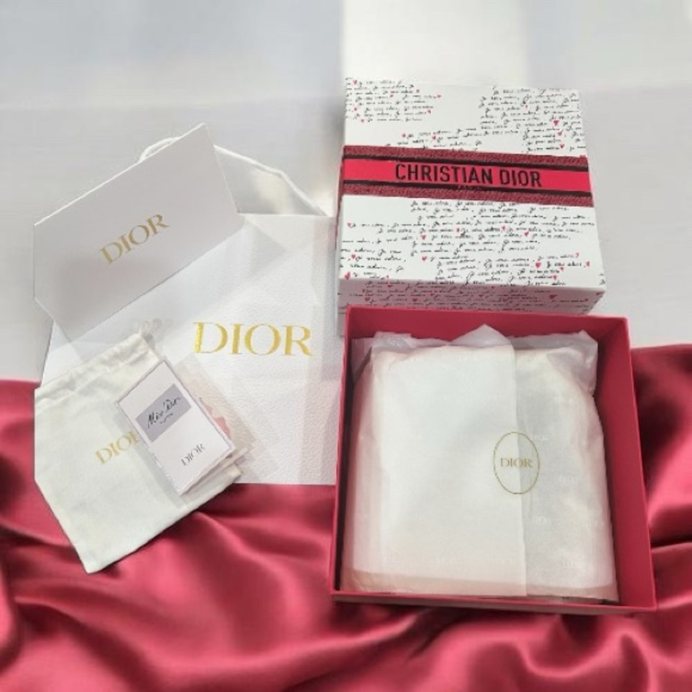 Dior New Limited Edition 2026 Gift Box with Miss Dior Parfum Sample and Gift Bag